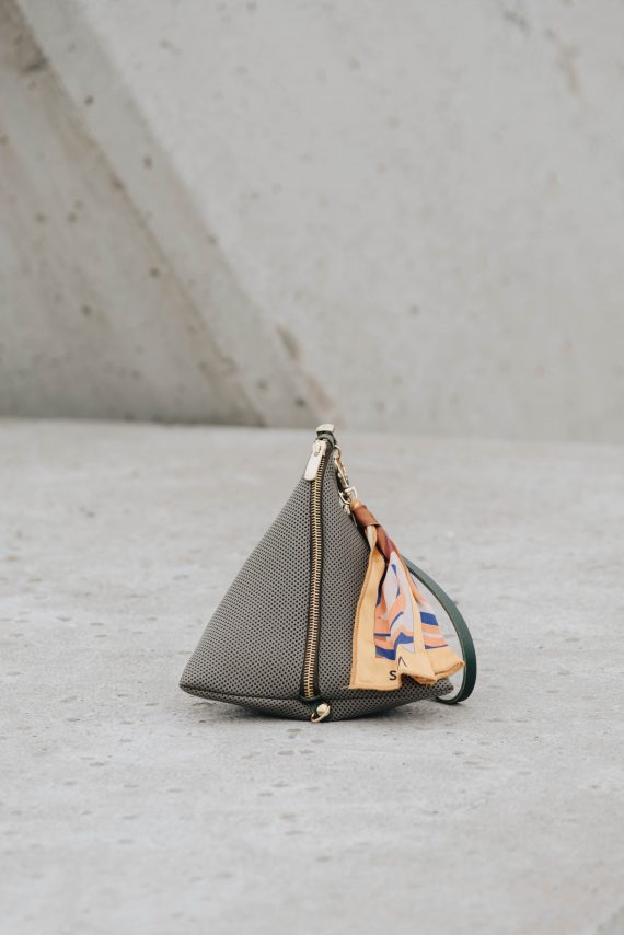 bolso piramide kaki 1