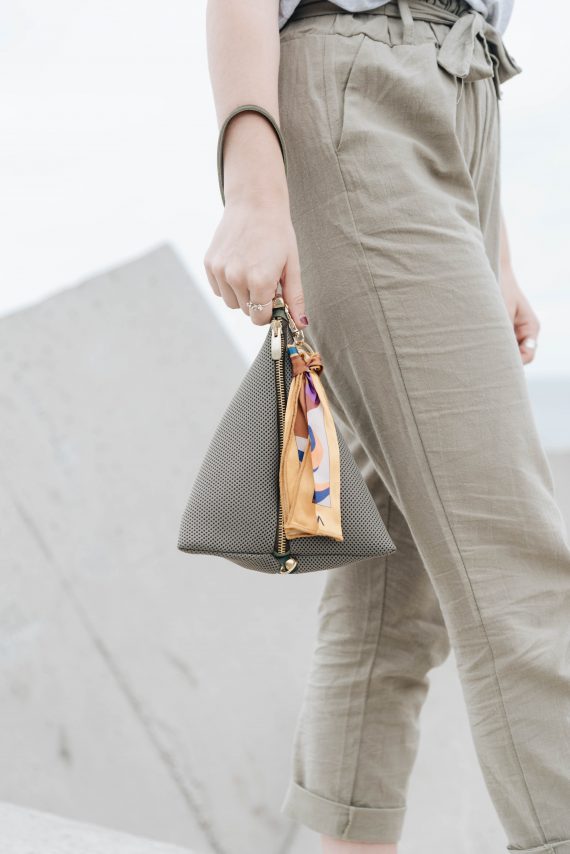 bolso piramide kaki modelo 1