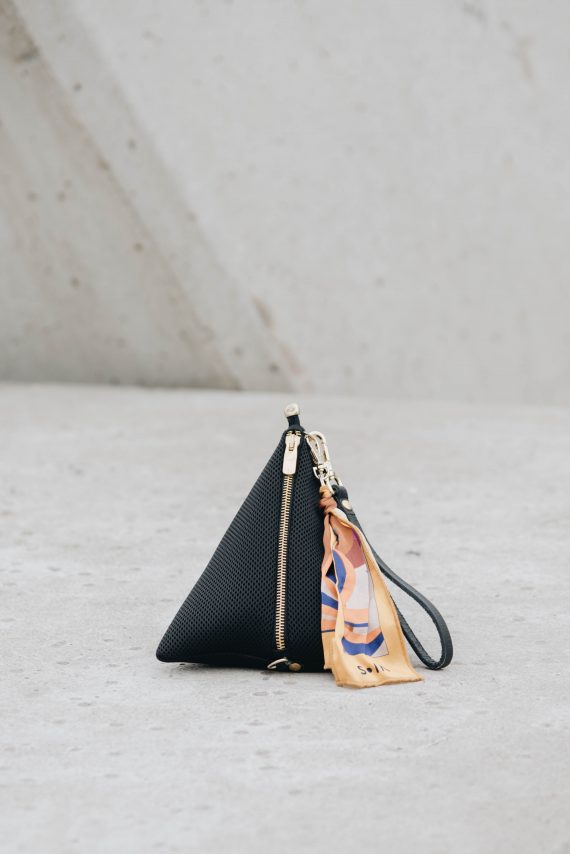 bolso piramide negro 1